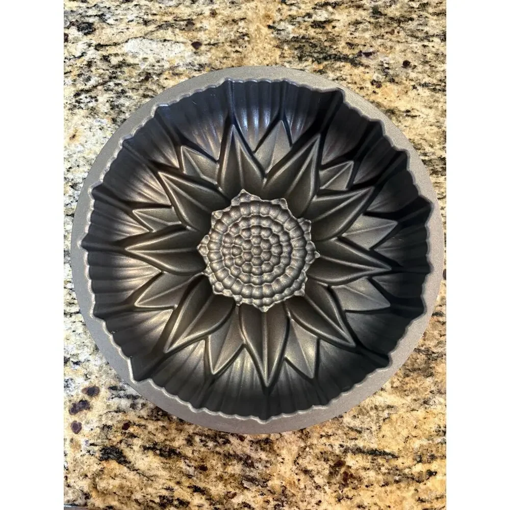 Nordic Ware 10 Cup Sunflower Bundt Pan Flower Cake Non Stick Bake Ware 10.5